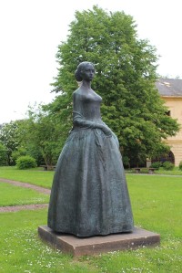 Česká Skalice, socha Barunky u muzea