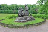 Ratibořice, pomník Babičky s vnoučaty