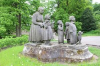 Ratibořice, pomník Babičky s vnoučaty