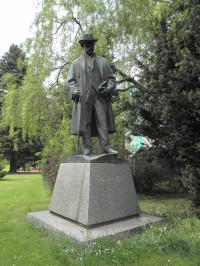 Hronov, socha Aloise Jiráska