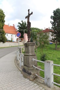 Vrchotovy Janovice, křížek v obci