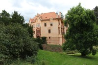 Vrchotovy Janovice, pohled na zámek od rybníka