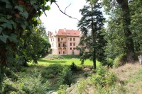 Vrchotovy Janovice, pohled na zámek z mostu