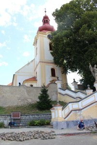 Chlum, pohled z návsi na kostel sv. Václava