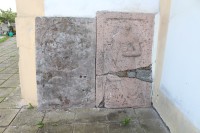 Chlum, náhrobní kameny na zdi kostela