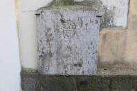 Chlum, náhrobní kámen na zdi kostela
