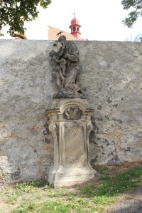 Chlum, socha pod terasou kostela