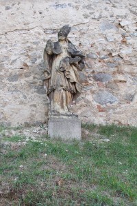 Chlum, socha pod zdí hřbitova