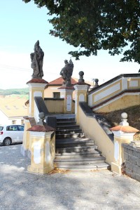 Chlum, sochy na schodišti u kostela