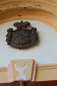 Chlum, znak nad vchodem kostela