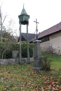 Javoří, křížek a zvonička