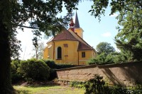 Vrchotovy Janovice, pohled na kostel z parku