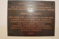 Sušice, překlad textu na kamenné desce