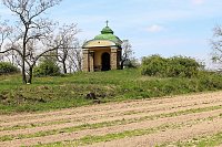 Pohled na kapli z cesty k městu