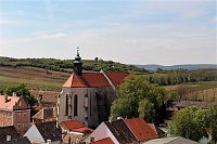 Pohled na klášterní kostel z věže radnice