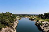Pohled z mostu na řeku Gard