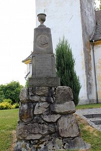 Pomník Mistra Jana Husa před kostelem