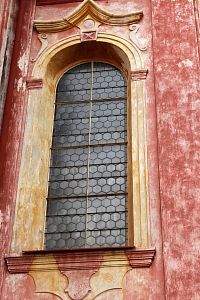 Okno strašínského kostela