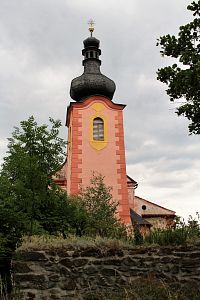 Věž strašínského kostela od západu