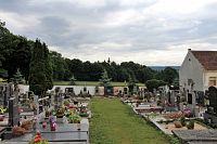 Pohled na kostel ze hřbitova ve Strašíně