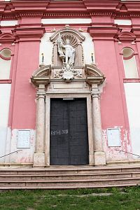 Vchod do chrámu sv. Václava