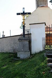 Svojšice, kříž u vchodu na hřbitov