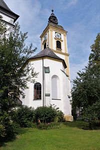 Presbytář a věž kostela