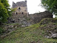 Pohled na obytnou věž hradu ze stezky
