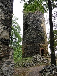 Válcová věž pohled ze stezky hradem