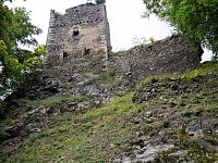 Obytná věž ze stezky pod hradem