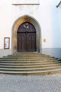 Vchod do farního kostela