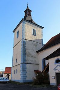 Věž kostela s románskými okny