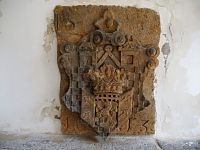 Znak na stěně věže