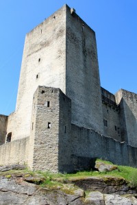 Pohled na věž z hradního příkopu