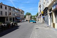 Arles, ulice u hradeb