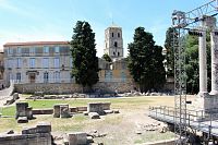 Arles, pohled z divadla na věž katedrály