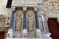 Arles, sochy při vstupu do katedrály