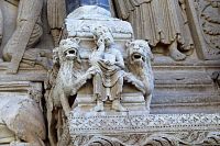 Arles, portál areály detail