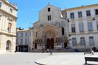 Arles, pohled na katedrálu z náměstí