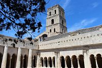 Arles, klášterní dvůr a věž katedrály