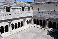 Arles, klášterní dvůr shora
