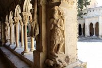 Arles, sloupy křížové chodby