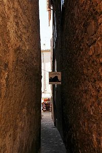 Castellane, úzká ulička z druhé strany