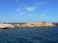 Baja Sardinia, skály při pobřeží