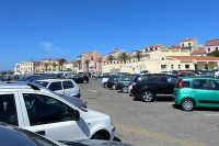 La Maddalena, parkoviště u přístavu