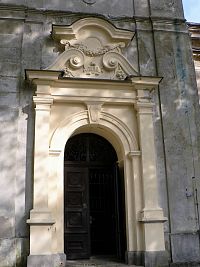 Hlavní vchod kostela sv. Kateřiny.