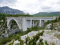Most nad řekou Artubou