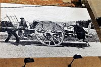 Gordes, velká fotografie na stěně domu.