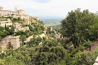 Gordes, pohled do údolí pod městem