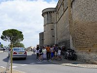 Gordes, před zámkem